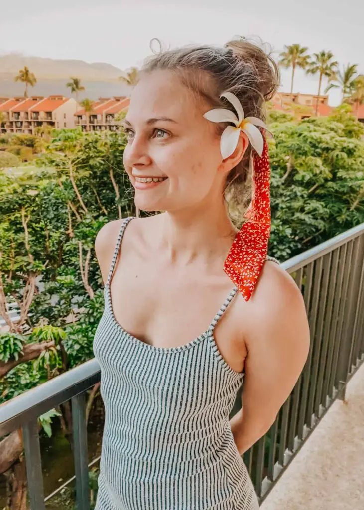 Woman in dress at a resort in Hawaii, what to wear at Hawaii resorts
