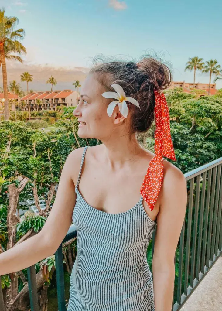 Hawaii outfit idea with plumeria flower in hair